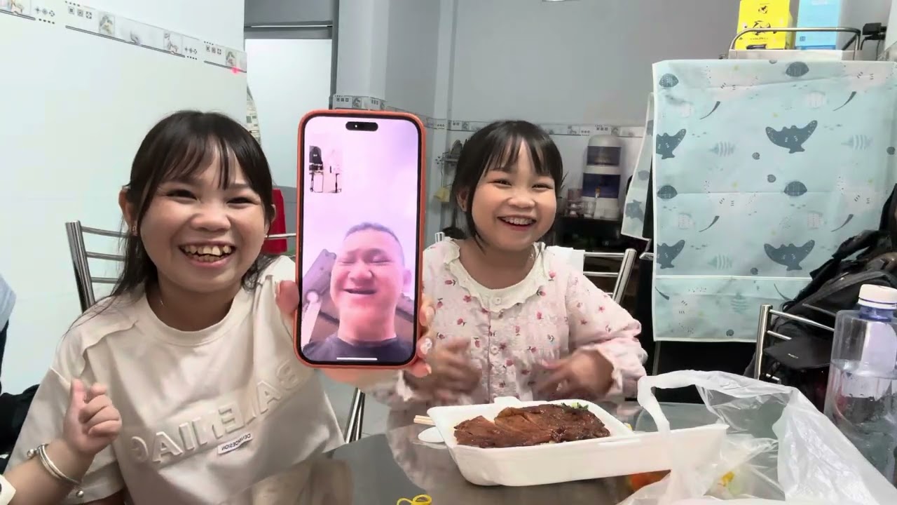 C&ocirc; Kh&aacute;n Giả tặng qu&agrave; cho Kh&ocirc;i Khập khễnh v&agrave; B&eacute; Hạt Ti&ecirc;u t&acirc;m sự hiểu nhầm của OBCC đối với Người Y&ecirc;u