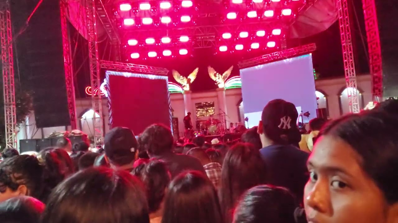 Prueba de sonido del grupo Soberano de Tierra Mixteca en el Zócalo de Tlapa
