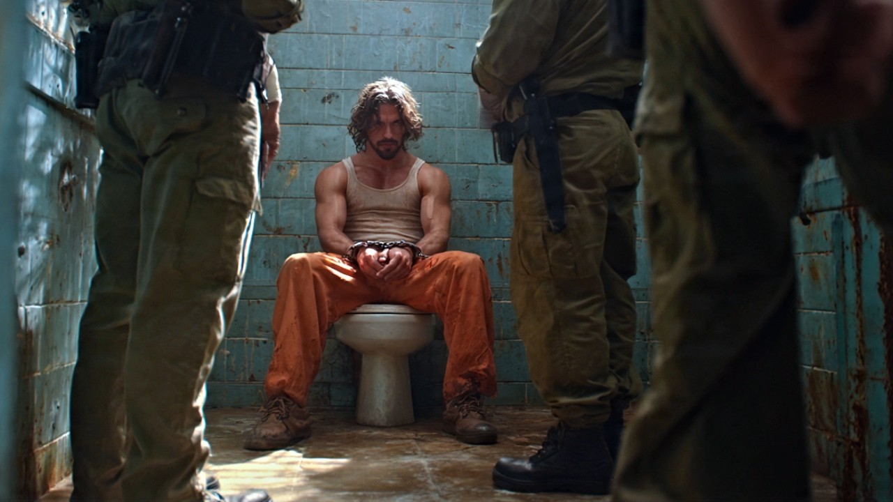 مسجون عبقري بيكون معاه حراسة 24 ساعة حتى ف الحمام خوفاً من إنه يهرب ! ملخص فيلم