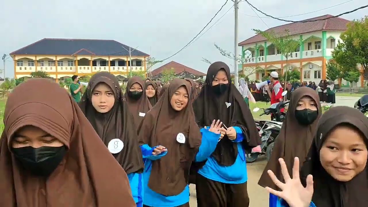 Keceriaan Santri Jalan Santai - Hari Olahraga Nasional (HAORNAS)