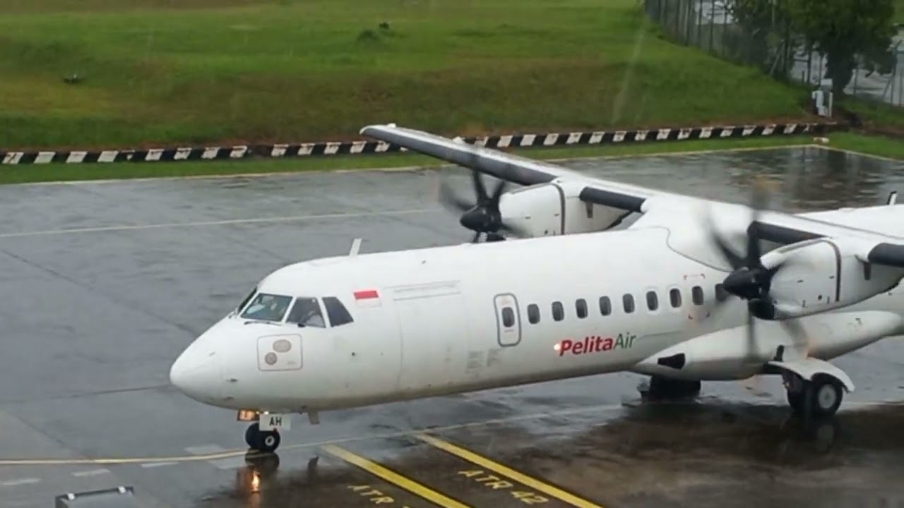 pesawat ATR72 PelitaAir LNG Badak Bontang persiapan