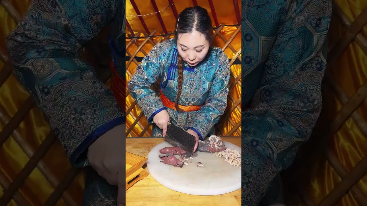 Today let s try something different and have some dry-fried mutton offal. It s spicy and n