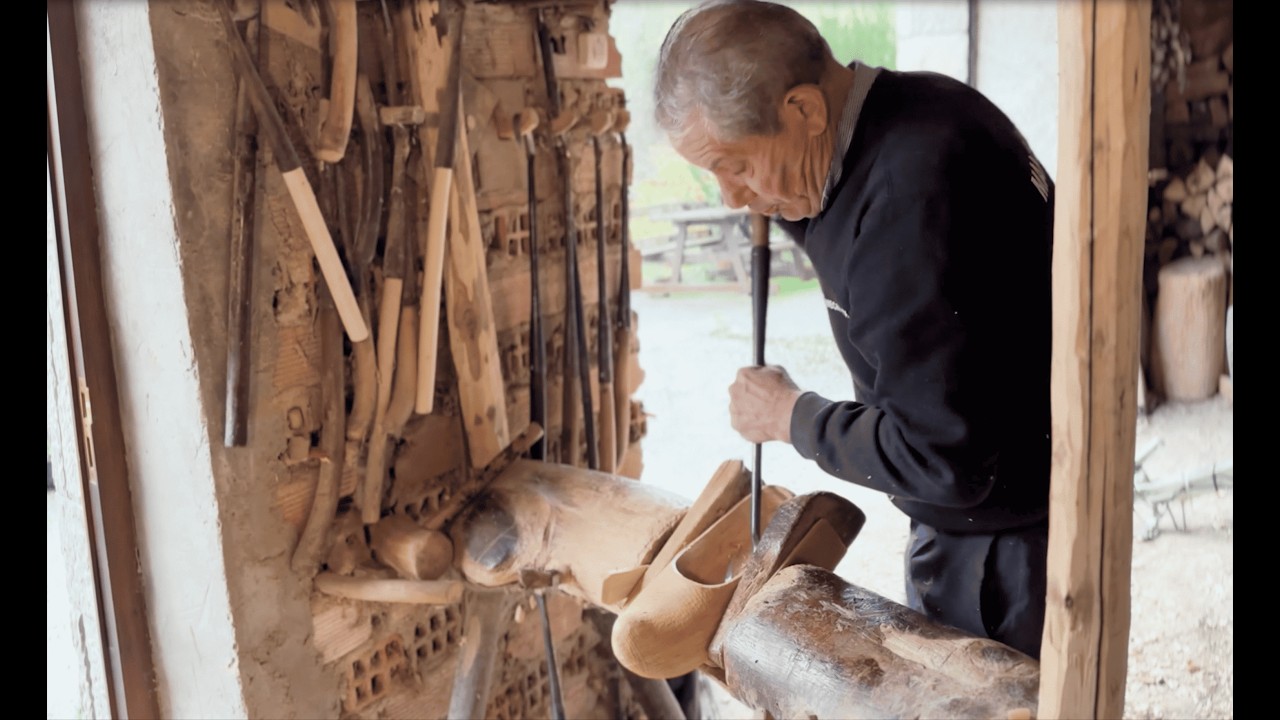 ÉL hace CALZADO de MADERA IMPERMEABLE y ANTIHUMEDAD: las AUTÉNTICAS MADREÑAS | Al Son de mi Furgón