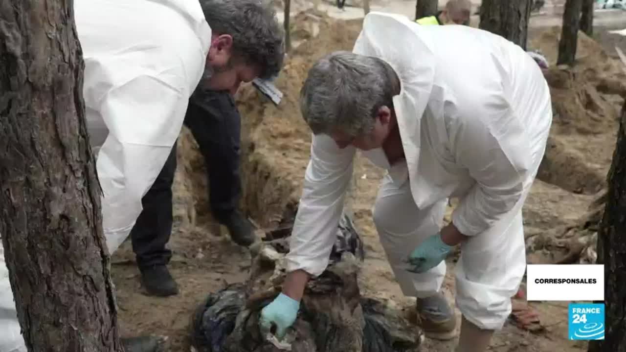 Fosas comunes en Ucrania: los investigadores siguen exhumando cadáveres en las afueras de Izium