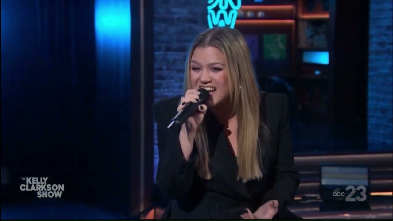 Kelly Clarkson Returns, Singing 
