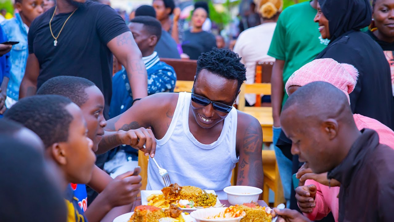 Reba uko Davis D yakiranywe ubwuzu i Nyamirambo aho yasangiye n'abafana be|Yahakoreye indirimbo