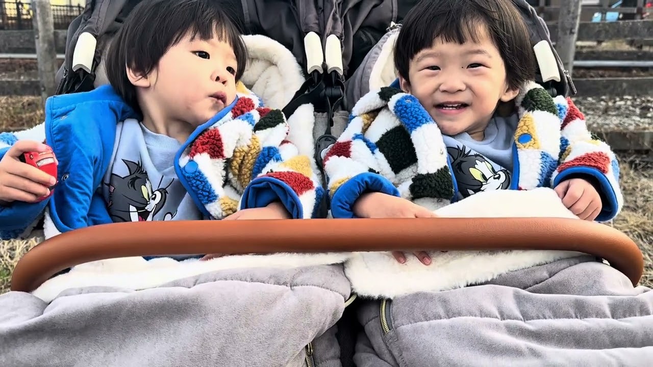 【1歳10ヶ月】なぜそれを咥えた？双子の謎すぎる一芸🤣