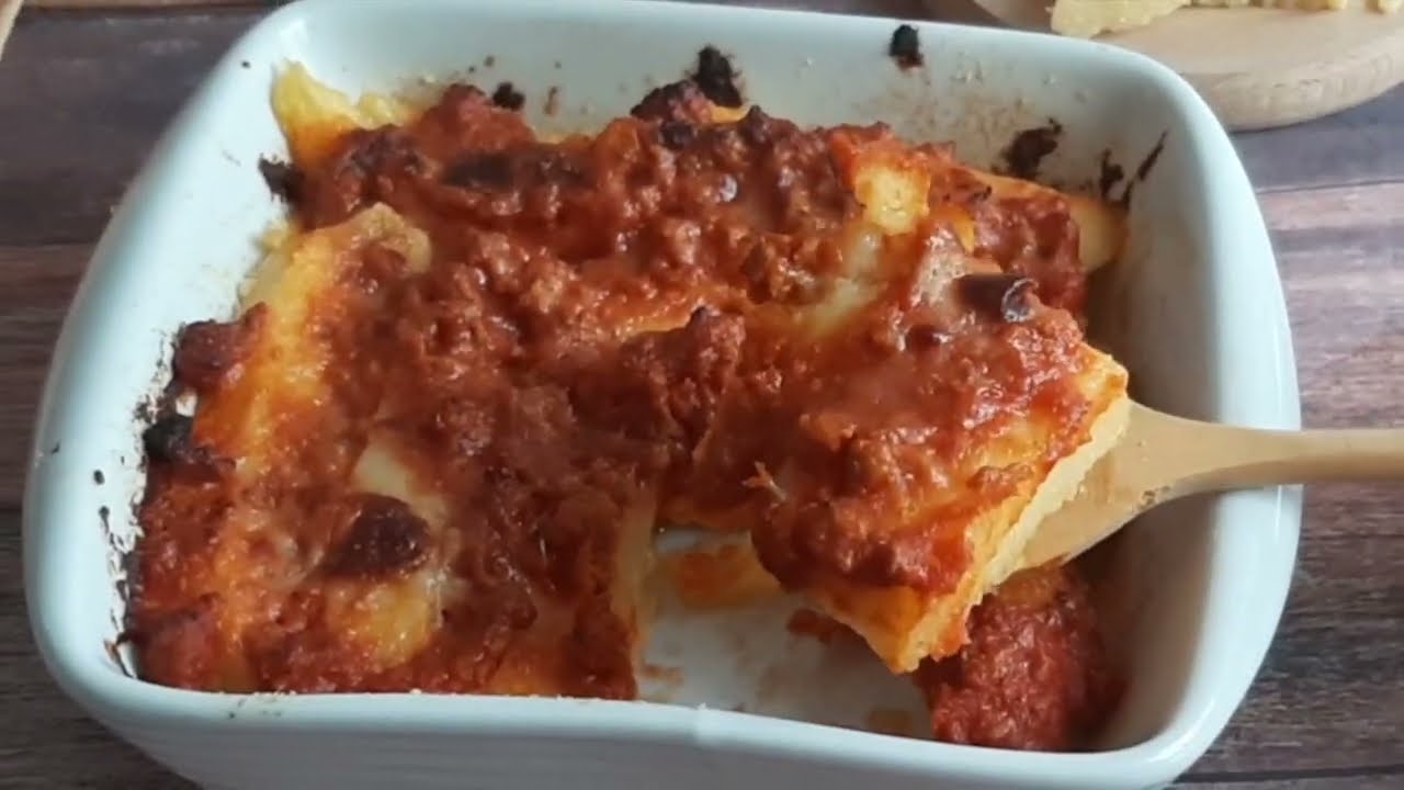 Polenta gratinata al forno con ragù e formaggio: il modo più gustoso per usare gli avanzi di polenta