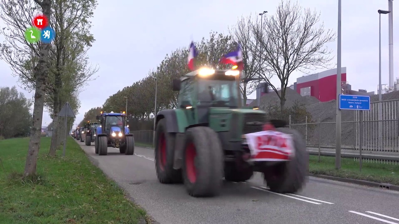 Boeren in lange stoet onderweg naar Provinciehuis uit protest tegen stikstofregels