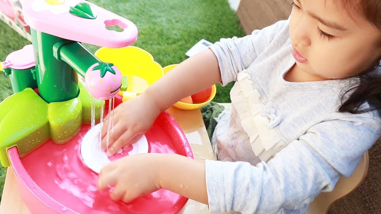よごれがおちる！？２歳の洗いやさんシンク