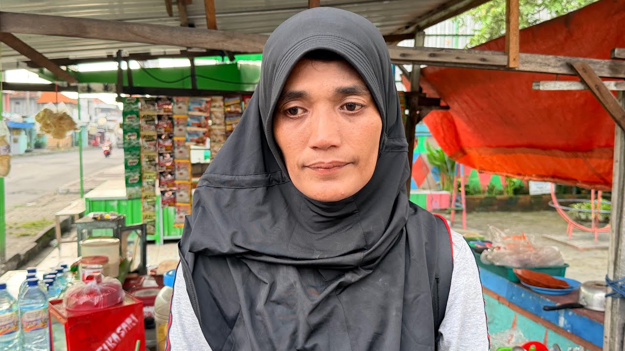 PINGS@NG DIPINGGIR JALAN SEORANG IBU WARGA TULUNGAGUNG DITEMUKAN WARGA,DIBAWA DIRAWAT PAK PURNOMO 