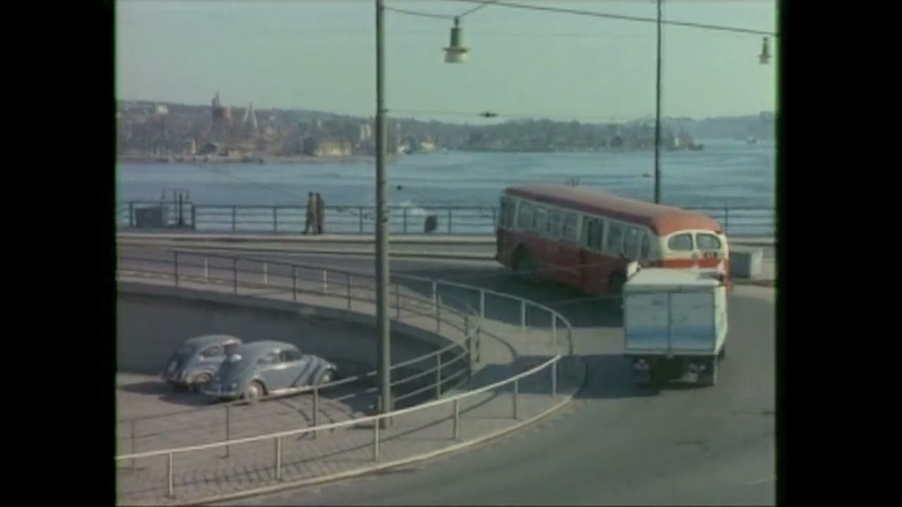 Filmklipp med busstrafik i Stockholm år 1964.
