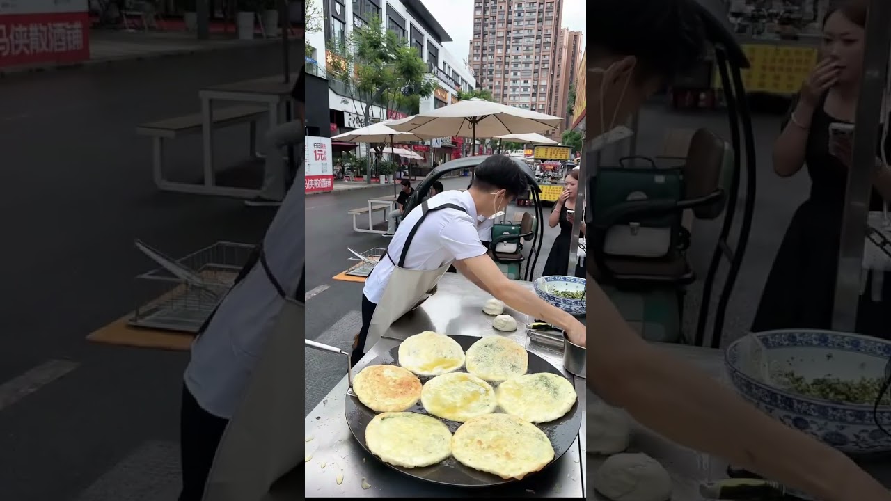 帅哥街头卖葱油饼的真实日常，5元一个的大饼，真的好实惠！#路边摊美味