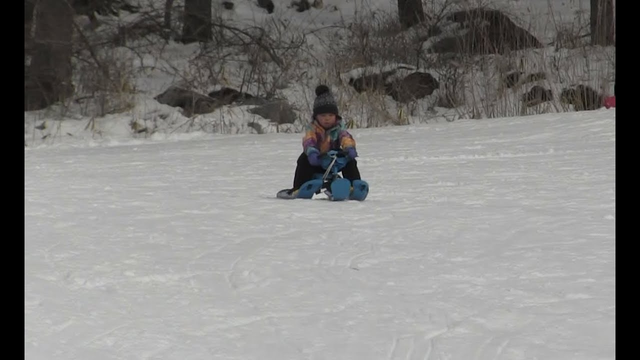 富士見高原スキー場でソリ滑り ４歳