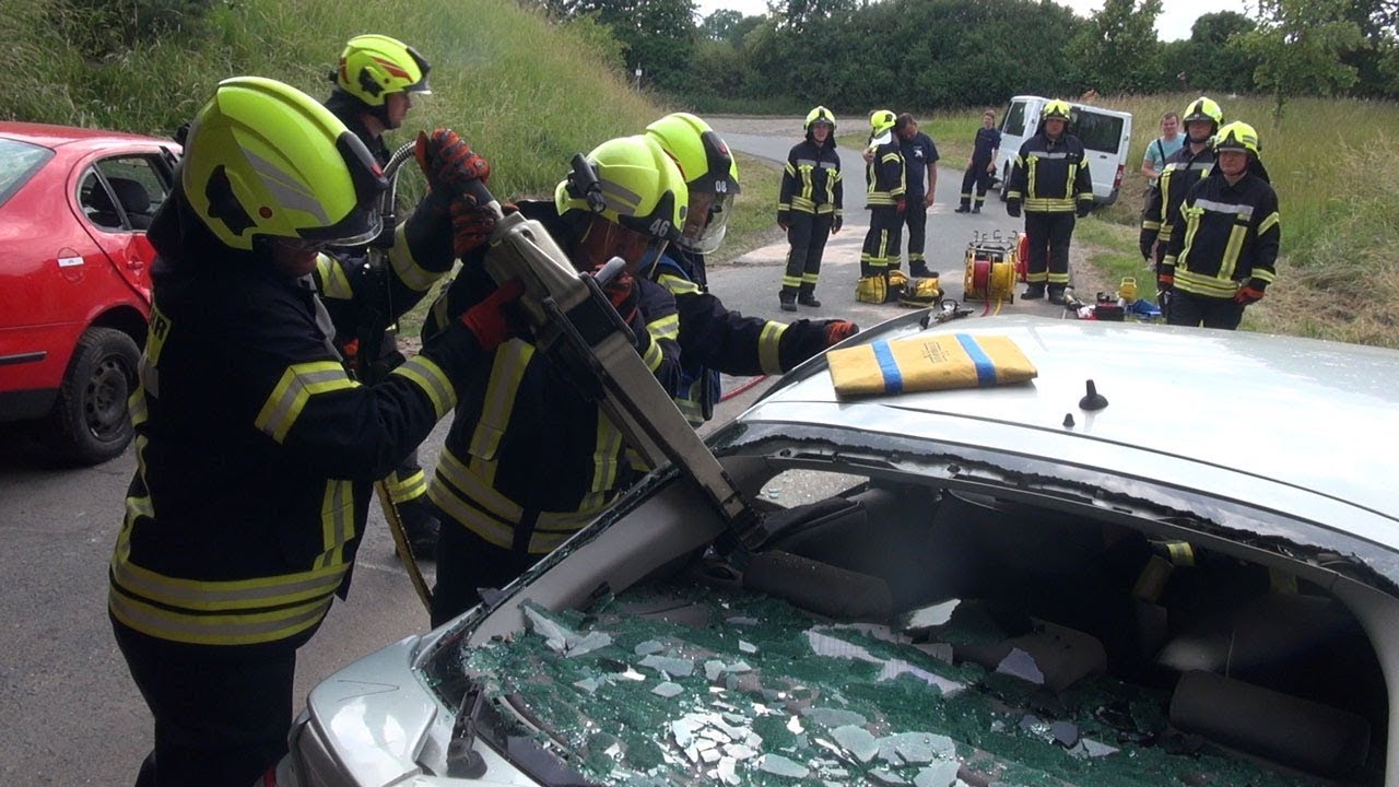 🚨 [Schwerer Verkehrsunfall] Gro&szlig;einsatz f&uuml;r die Feuerwehr Triptis