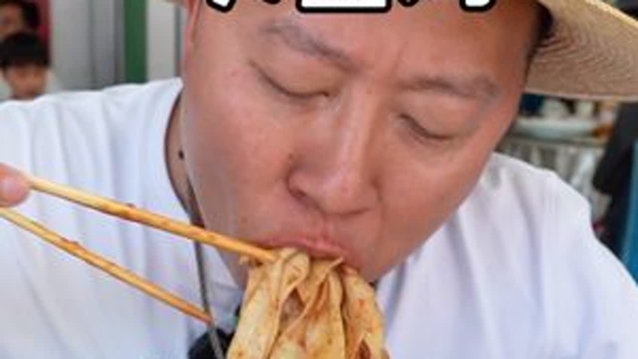 在大盘鸡的发源地新疆沙湾打卡大盘鸡，一条街全是卖大盘鸡的，大壮观了。原来这才是大盘鸡应该有的味道，两人消费165元。#大盘鸡 #地方特色美食 #新疆美食 #沙湾大盘鸡 #抖音美食推荐官