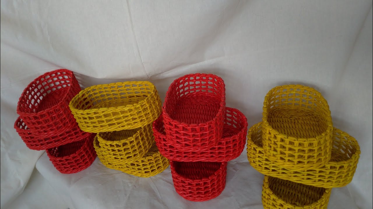 Cestinho feito com canudos de jornal
