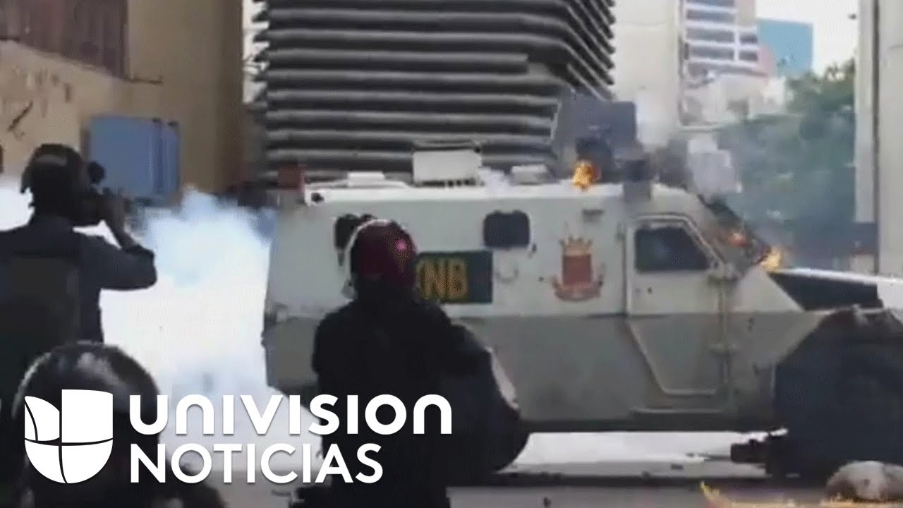 El momento en que un tanqueta militar atropella a manifestantes en Venezuela