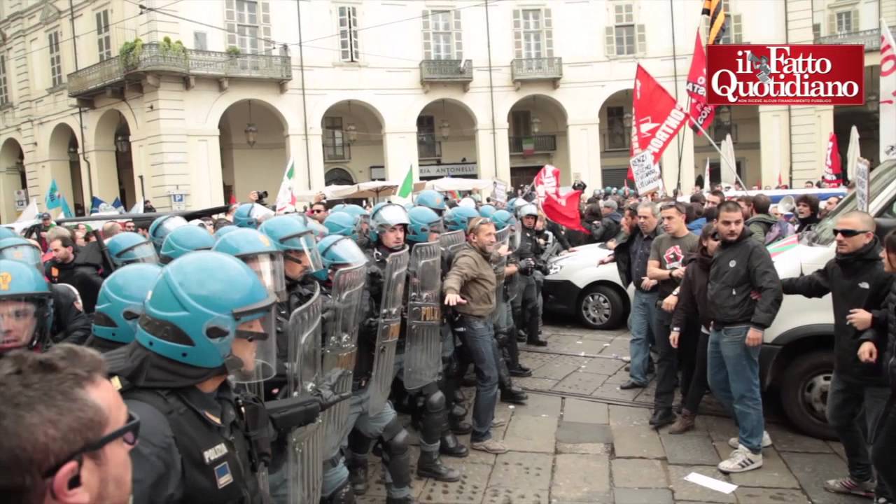 Torino, gli autonomi occupano il palco e impediscono ai sindacati di parlare