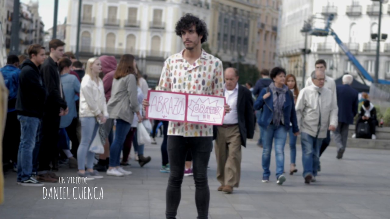 CAPITÁN SUNRISE - Abrazos gratis en la Puerta del Sol (Official)