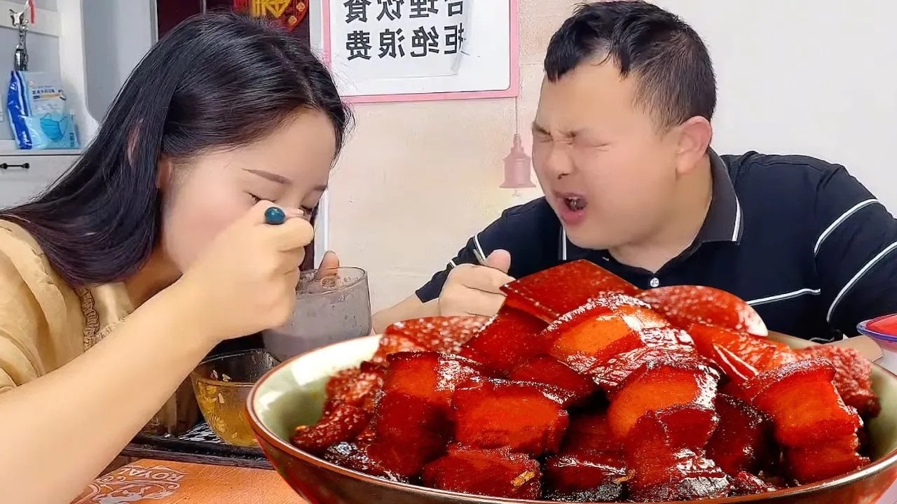 蠢老公使坏水里放芥末？趁他转身我狂炫红烧肉+调包水杯，最后他自食恶果！【九零后夫妻】