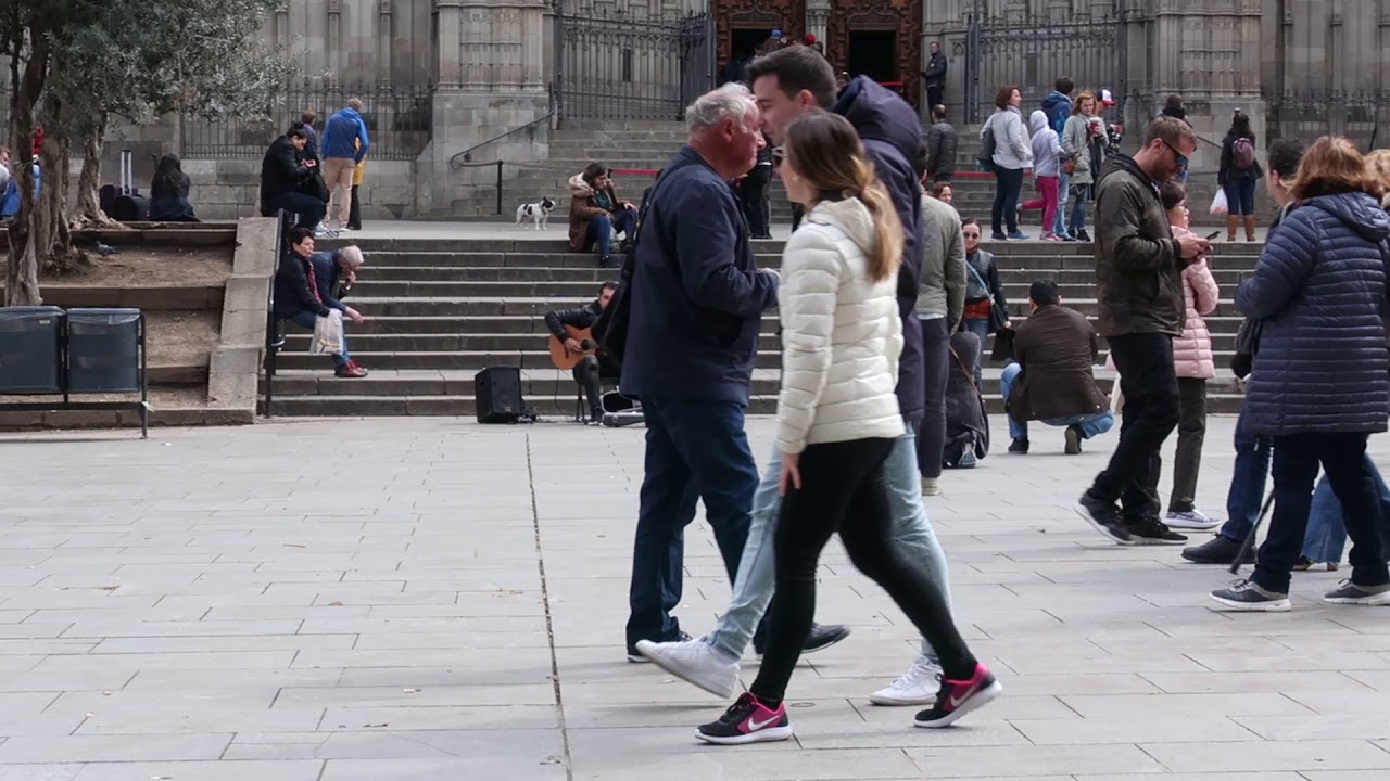 Сидим на скамеечке около Catedral de Barcelona. Гитара, мыльные пузыри, ништяк!