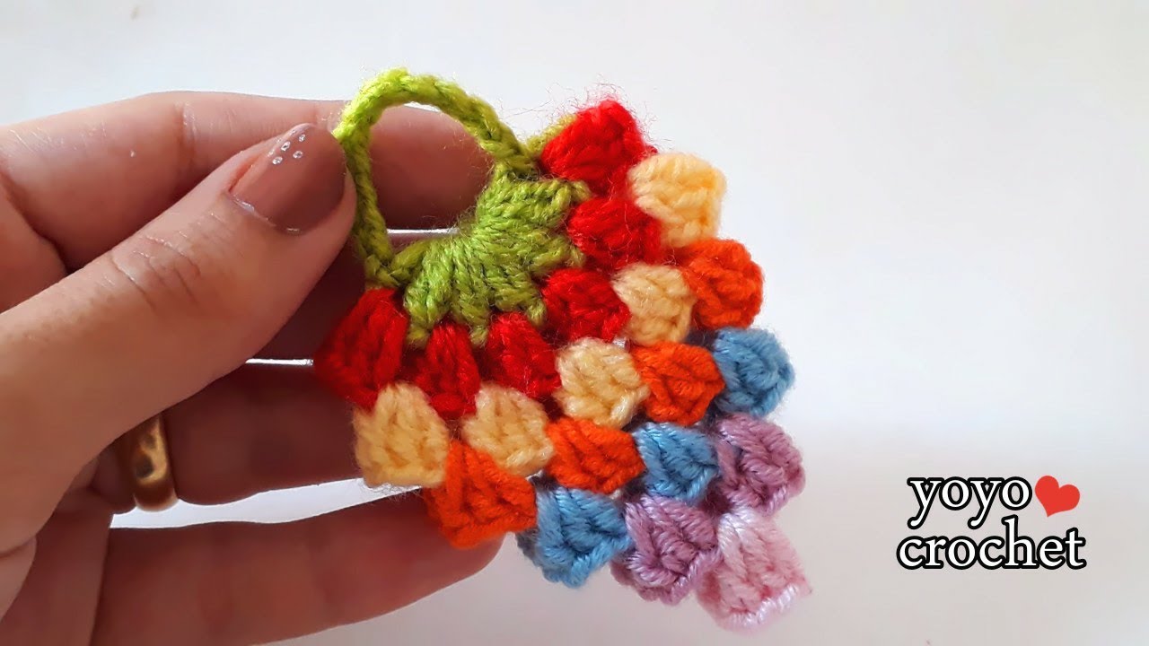 كروشية ميداليه مفاتيح فراولة  من بقايا الخيوط !! روووعة  - Crochet strawberry key chain#يويو_كروشية