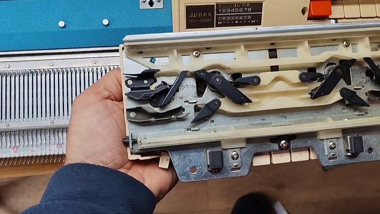 Как работает каретка вязальной машины?
