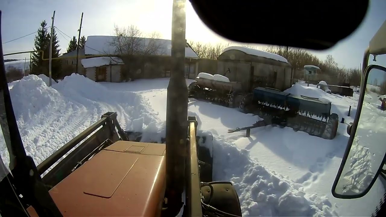 Чистка снега в гараже. МТЗ-1221.3