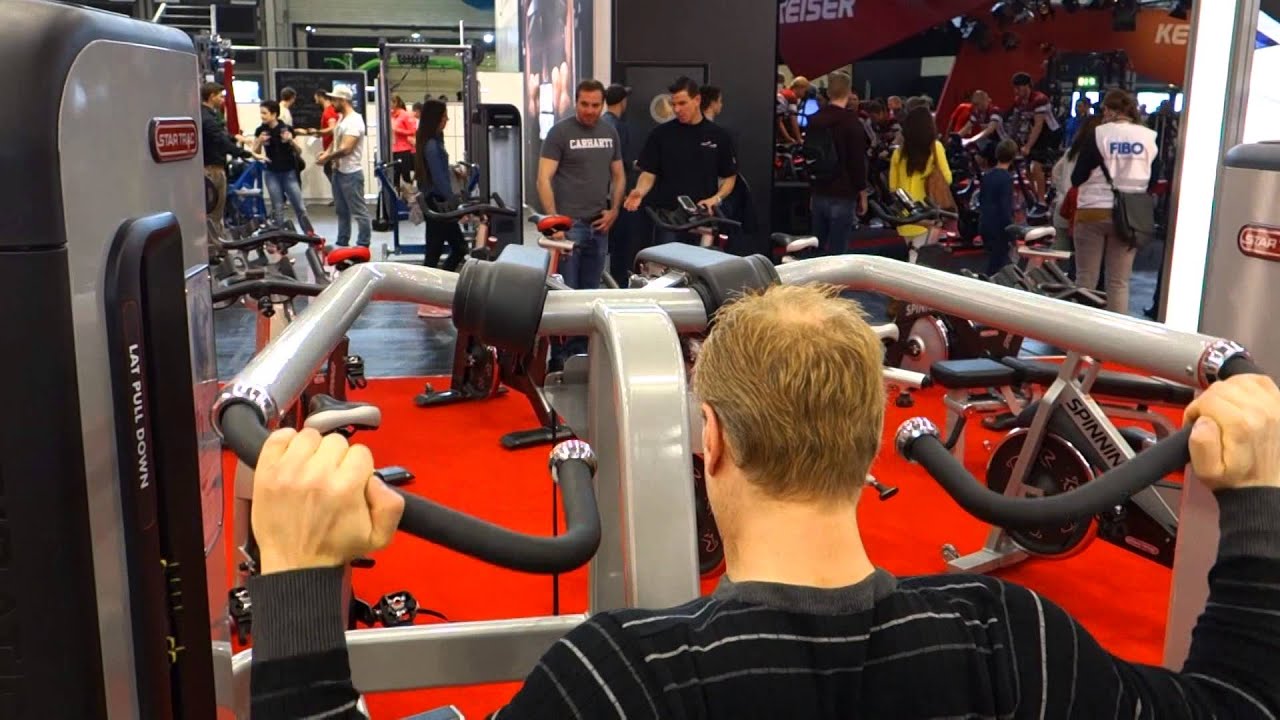 Michael Gundill teste un lat pulldown Star Trac
