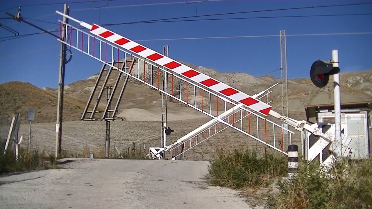 Spoorwegovergang Enna (I) // Railroad crossing // Passaggio a livello