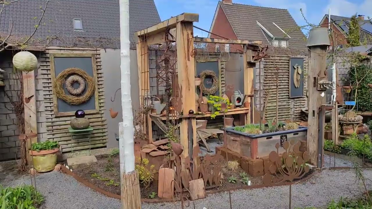 Im Fr&uuml;hling. Spannende Umgestaltung und Wandel des hinteren Garten Bereichs. 