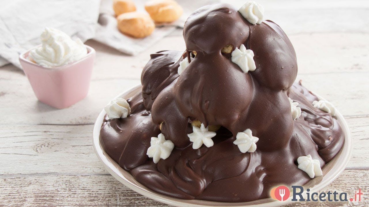 Profiteroles al cioccolato, ricetta base facilissima - Ricetta.it