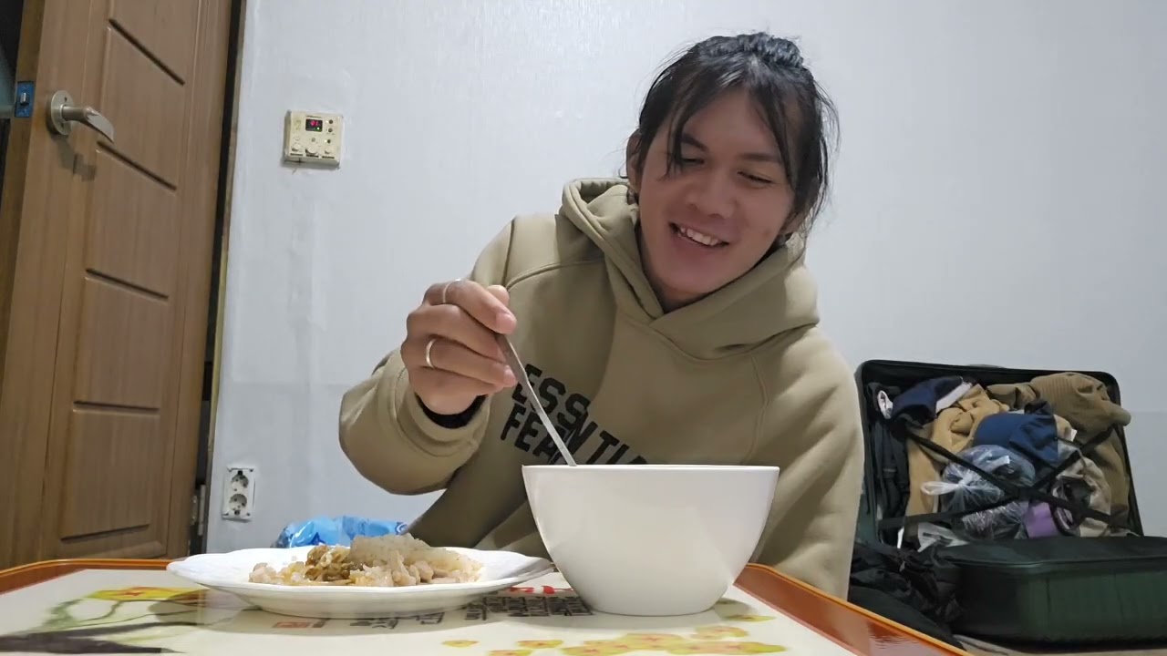 ล่าสุดห้องข้างมีผู้ชายมาอยู่แล้ว😁😁..กินข้าวแลงแกงกิมจิแซ่บๆ😋😋