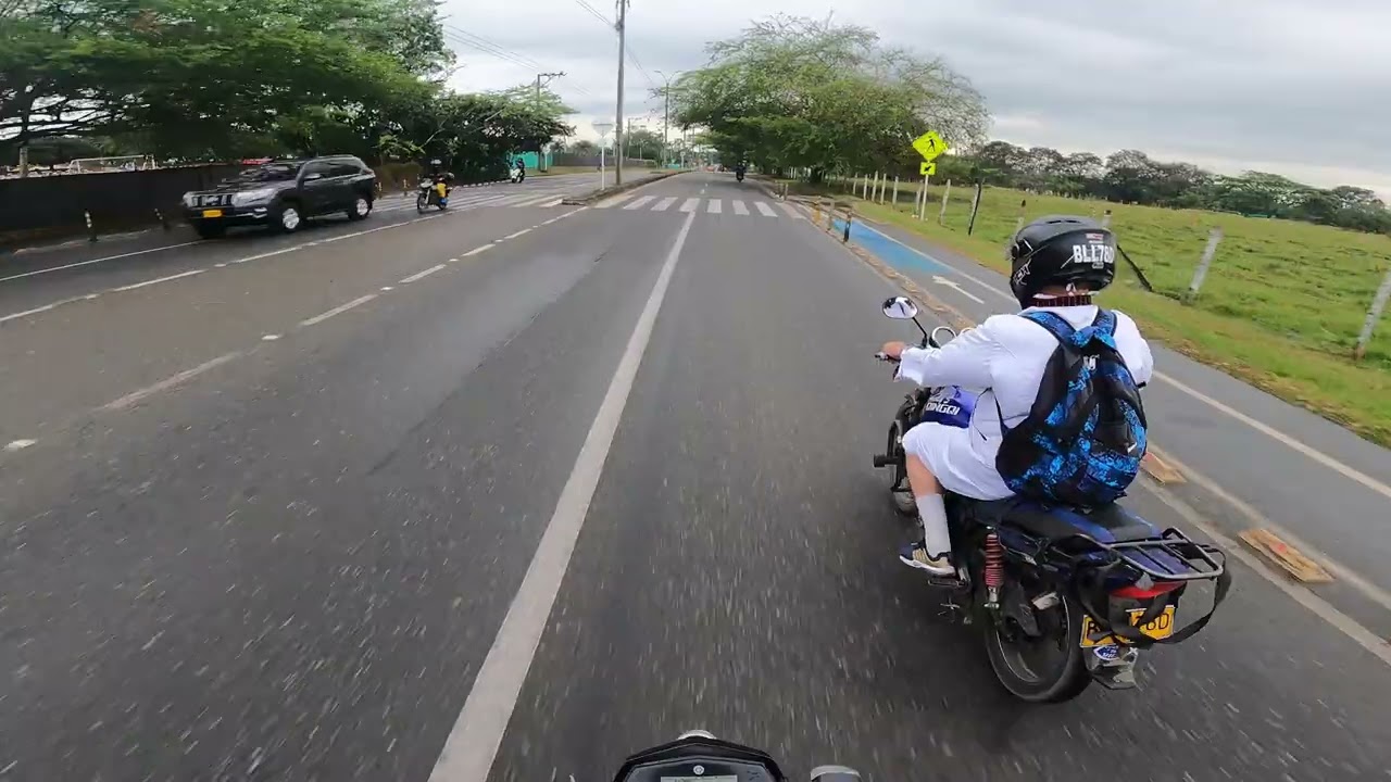 MOTERO SIN CASCO, SIN PLACAS Y CON LLANTAS LISAS !!!  QUIEN DIJO MIEDO !!!