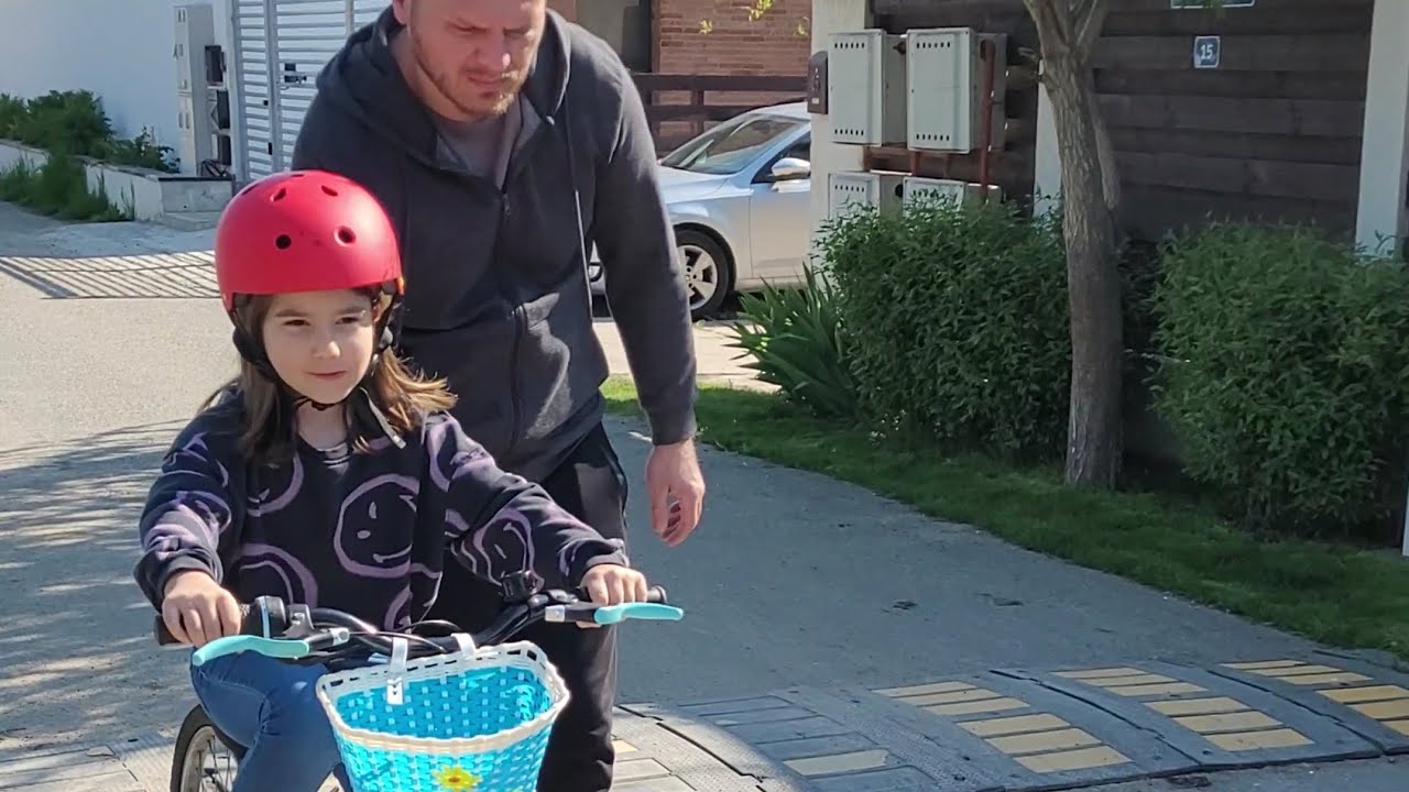 Iana învață să meargă pe noua ei bicicletă 😎😍 #bicicleta