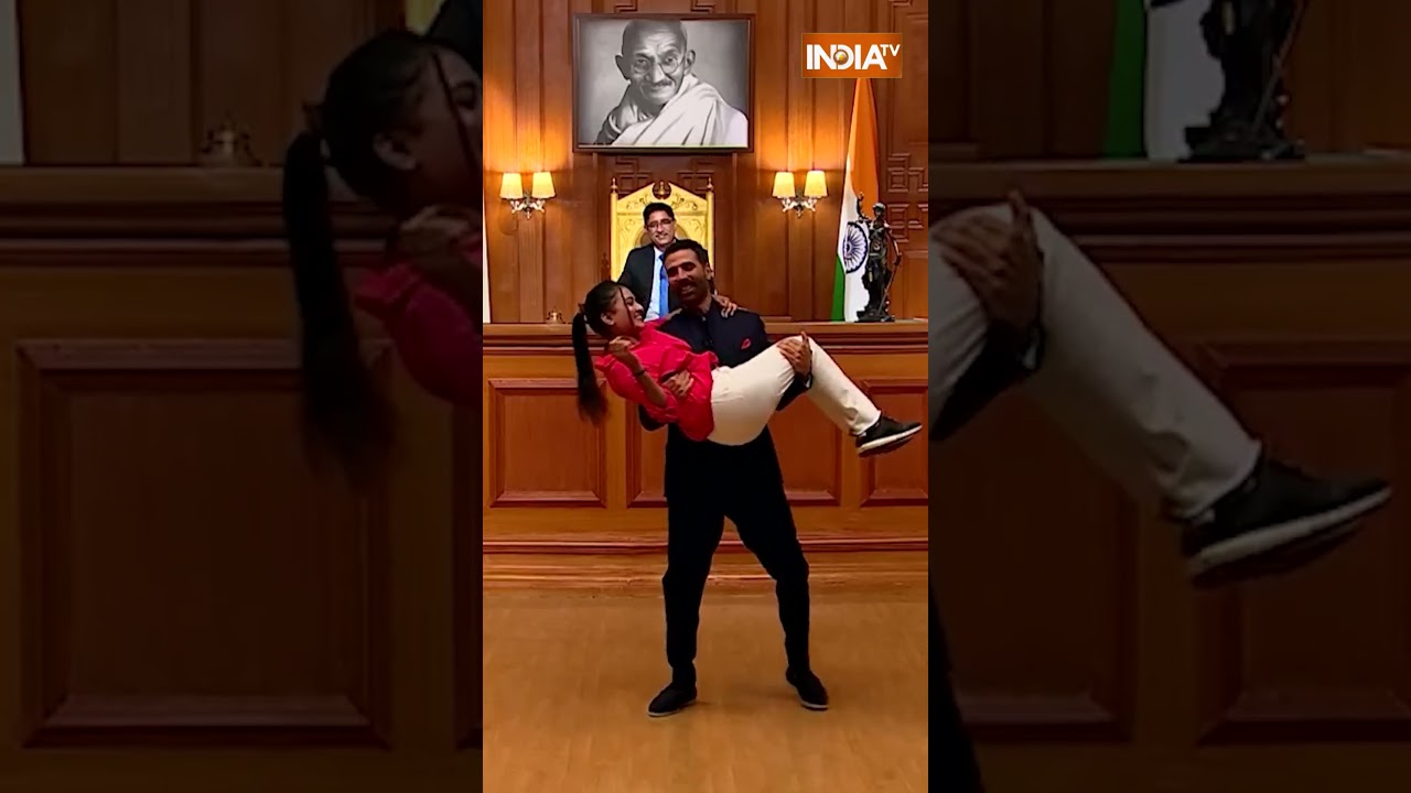 #aapkiadalat में लड़की को उठाकर हवा में नचाने लगे #akshaykumar #rajatsharma