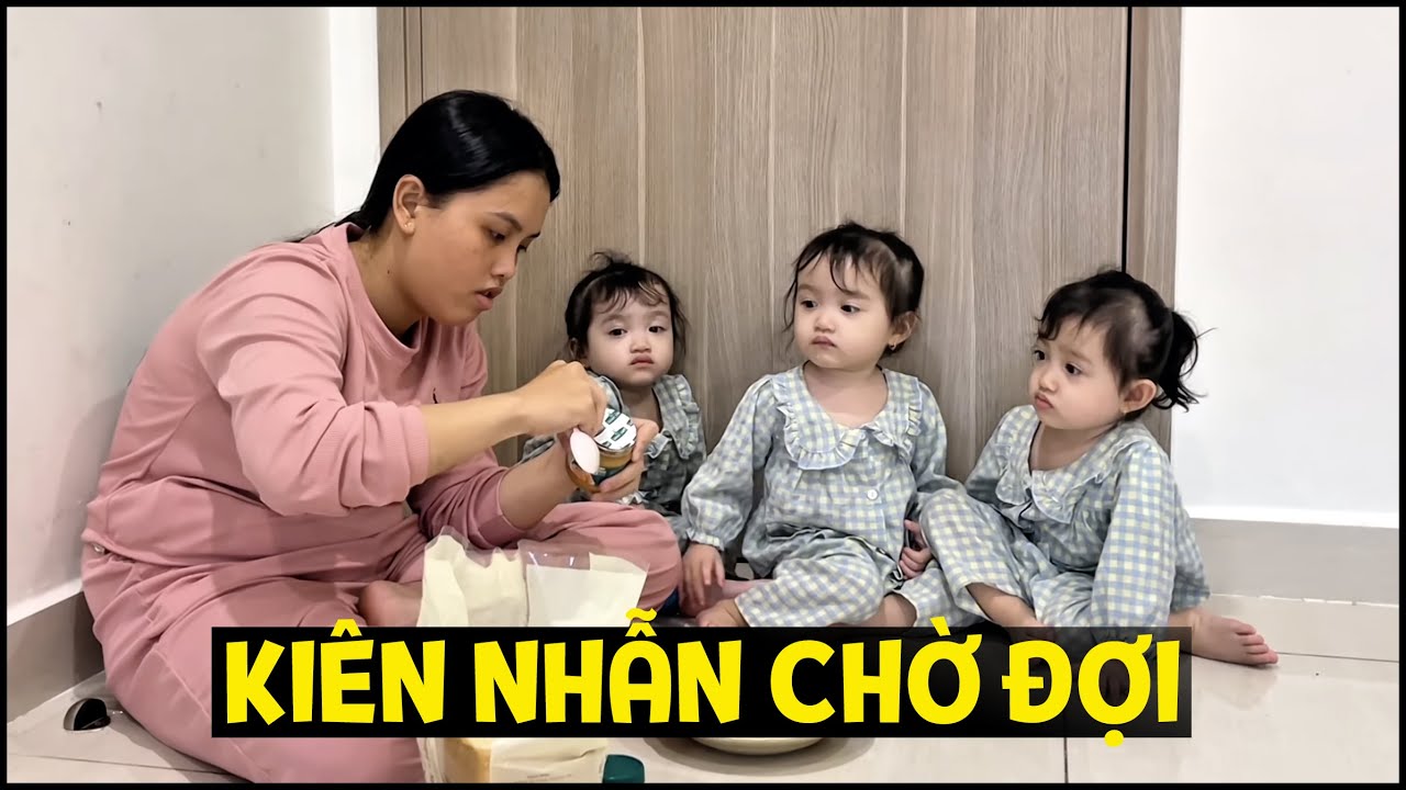 Ba bé sinh ba kiên nhẫn chờ mẹ Yến Nhi làm bánh mì bơ đậu phộng ăn sáng | BA NÀNG TIÊN