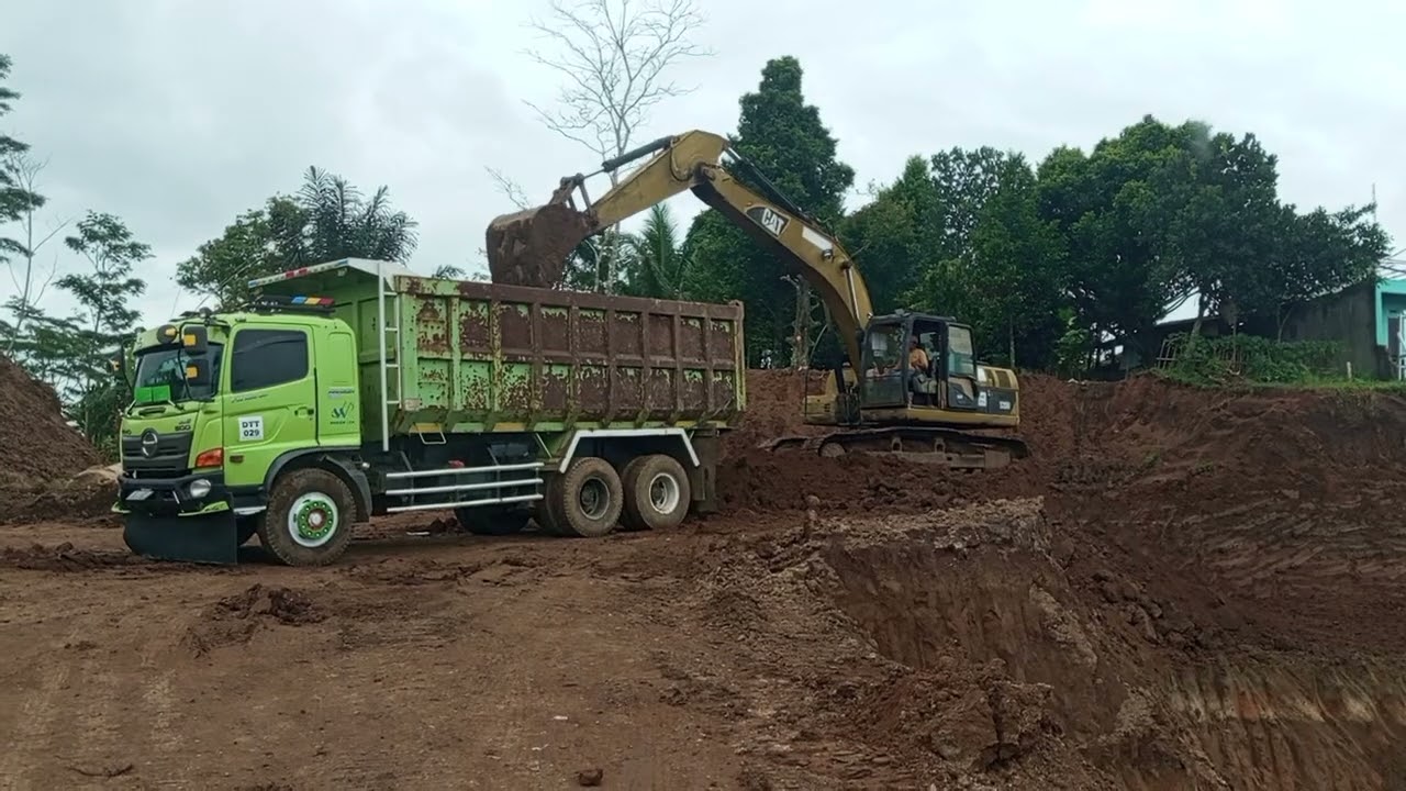 Hino 500 loding tanah