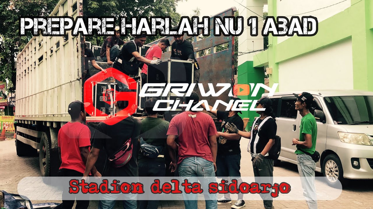 Proses loading Harlah NU 1 Abad di stadion delta sidoarjo