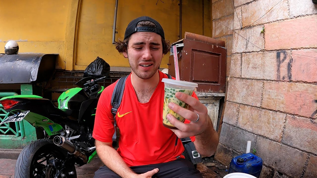 $1 Durian Juice in Indonesia (smelliest fruit in the world)  🇮🇩