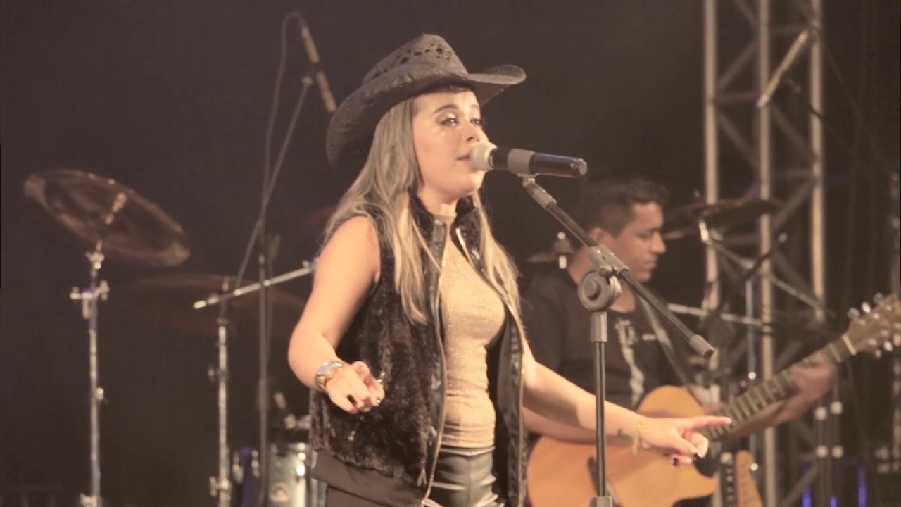 LUANA MAGALHAES CACHAÇA COM LIMAO
