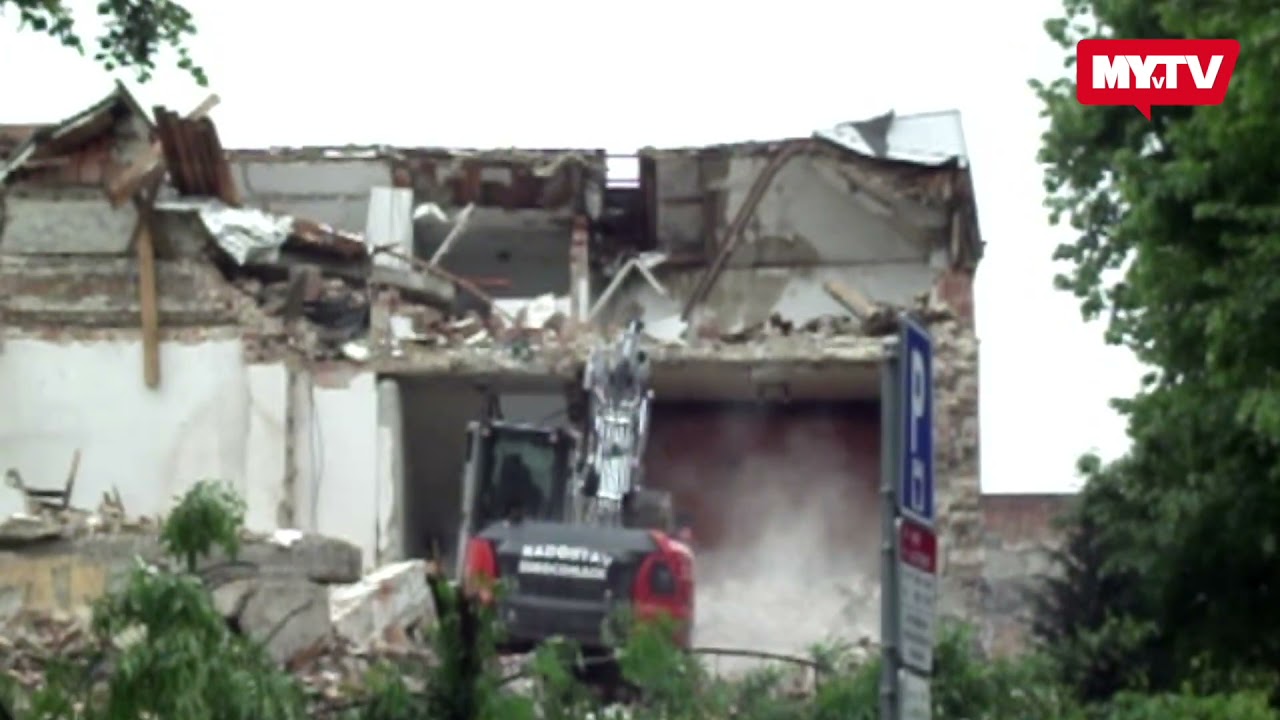 Historickú vilu, ktorá sa v centre Nitry zosunula, dal majiteľ zbúrať