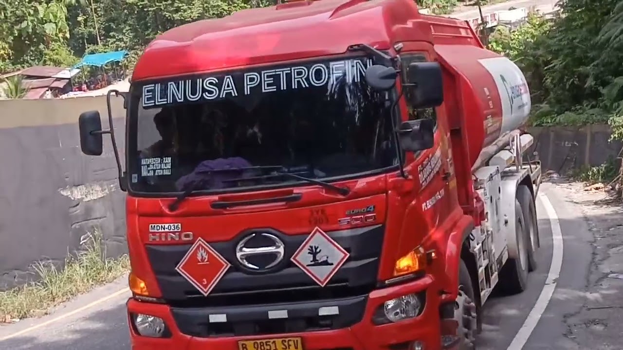 Truk Hino Jember patah pinggang ditanjakan kedabuhan