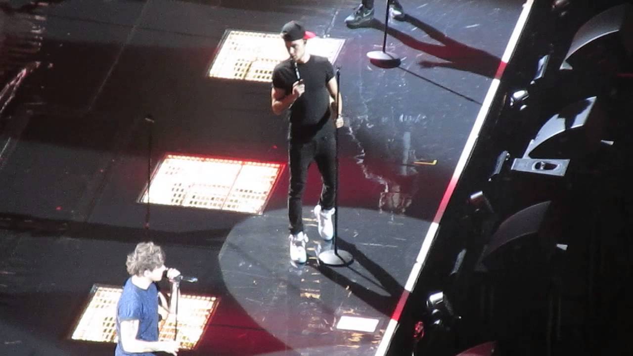 One Direction-Rock Me (Without Harry) & Liam reading posters! (Pittsburgh July 8)