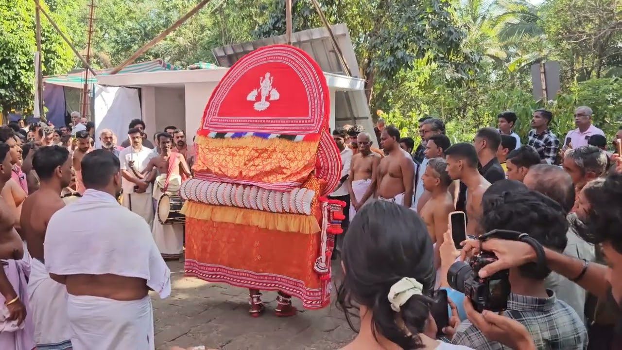 സൗന്ദര്യ ദേവത ശ്രീ മുച്ചിലോട്ടമ്പികയുടെ തിരുമുടി ഉയർന്നപ്പോൾ എളയാവൂർ മുച്ചിലോട്ട് ഭഗവതി ക്ഷേത്രം 