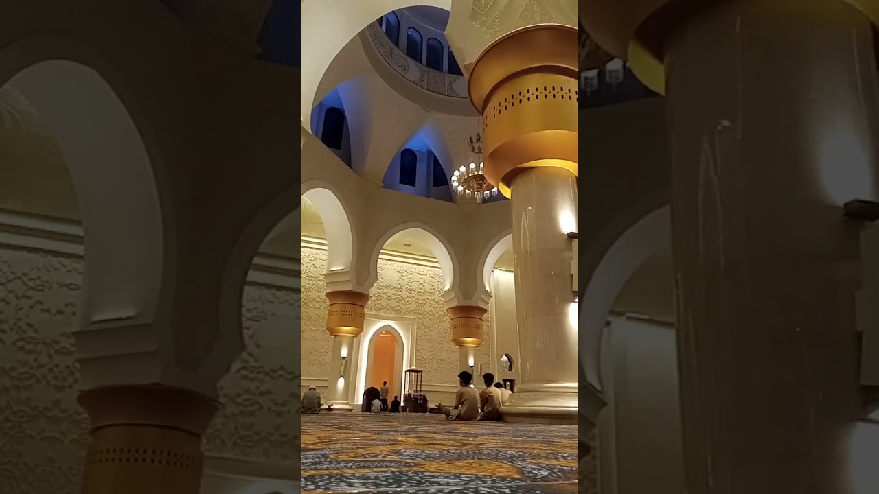 Suara azan merdu di Masjid Raya Sheikh Zayed Solo Surakarta