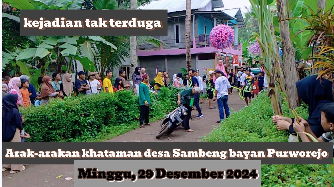Arak-arakan khataman desa Sambeng, Minggu 29 Desember 2024  bapak pengantar es di depan kuda atraksi