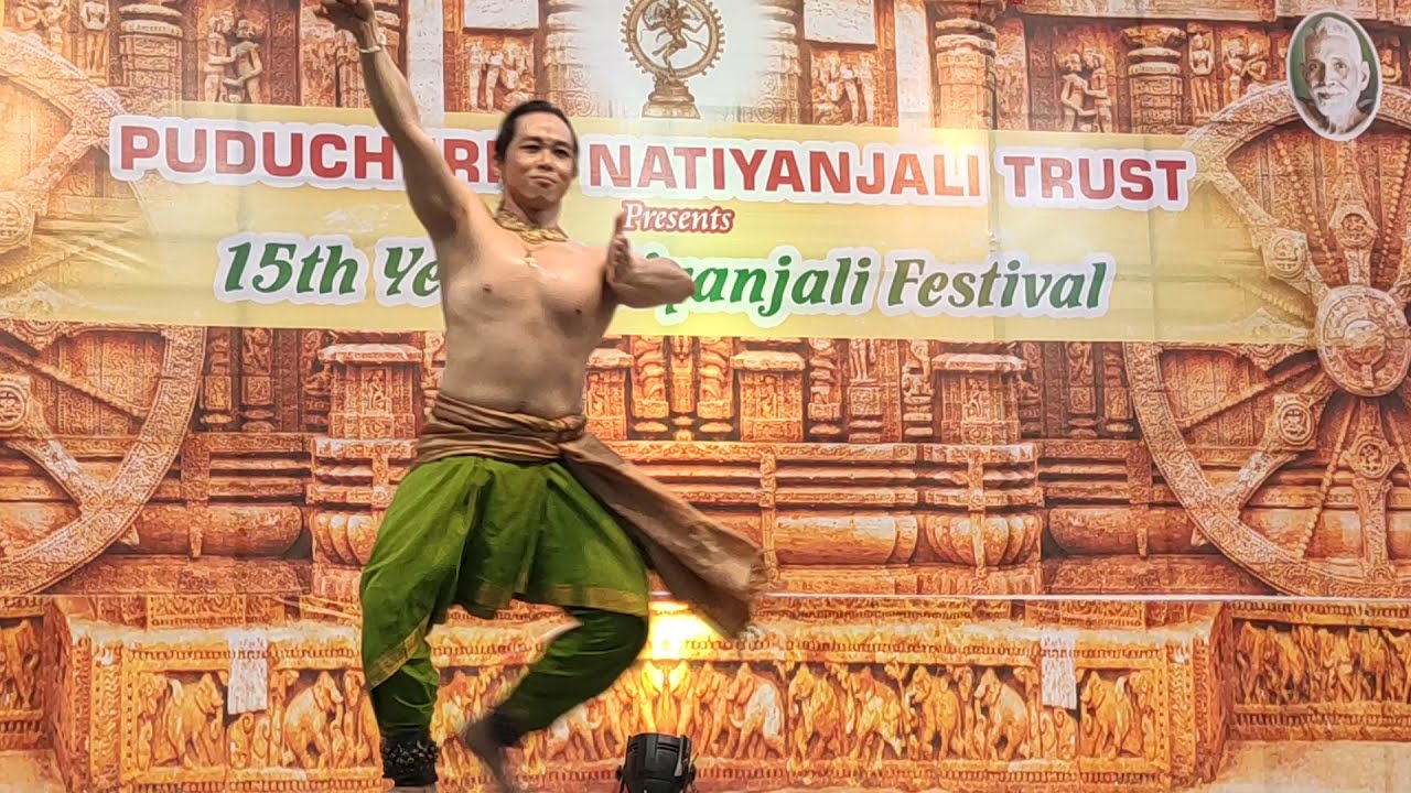 Bharatanatyam dance on Lord Vishnu. Venkatachalanilayam by Charles Ma at the Puducherry Natyanajali.