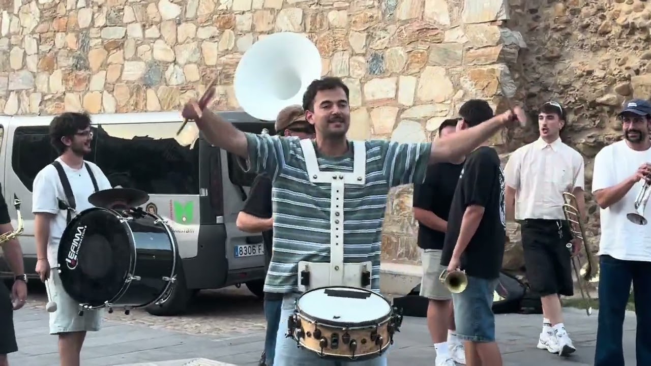 La charanga 'Sin Control' cierra su EuroTrip con un último pase en León